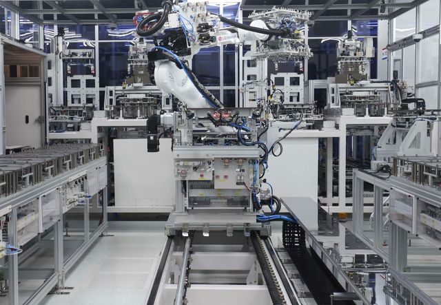 LG이노텍 드림 팩토리에서 작업 중인 로봇