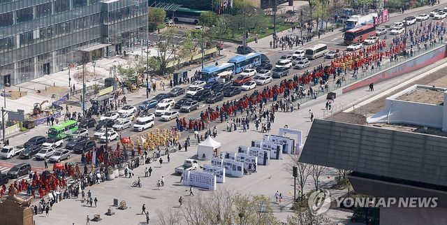 세종대로 이동하는 종묘 정전 신주 환안 행렬