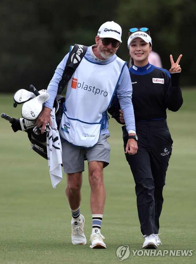 여유만만 윤이나(오른쪽)