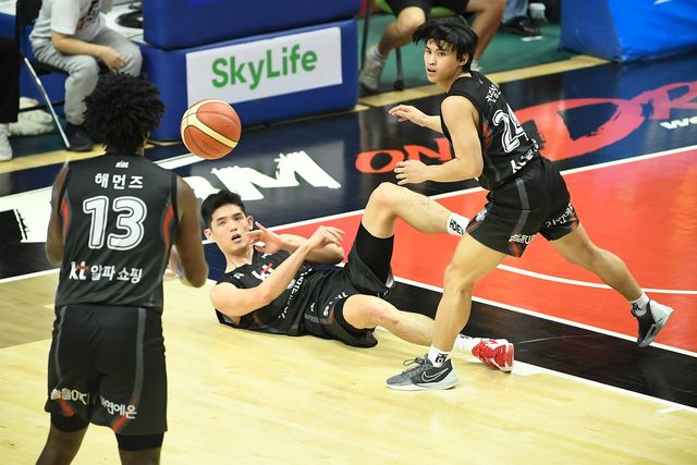 패스하는 하윤기