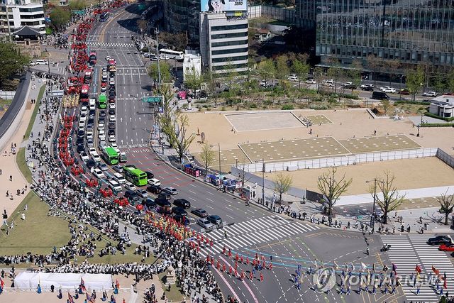 휴일 도심 종묘 정전 신주 환안 행렬