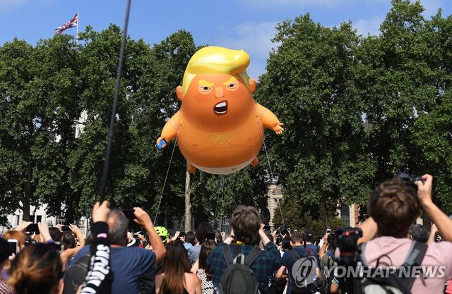 2018년 런던에서 열린 시위에 등장한 아기 트럼프 풍선