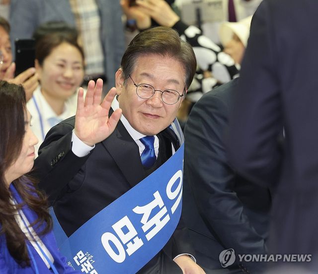 지지자들에게 인사하는 이재명