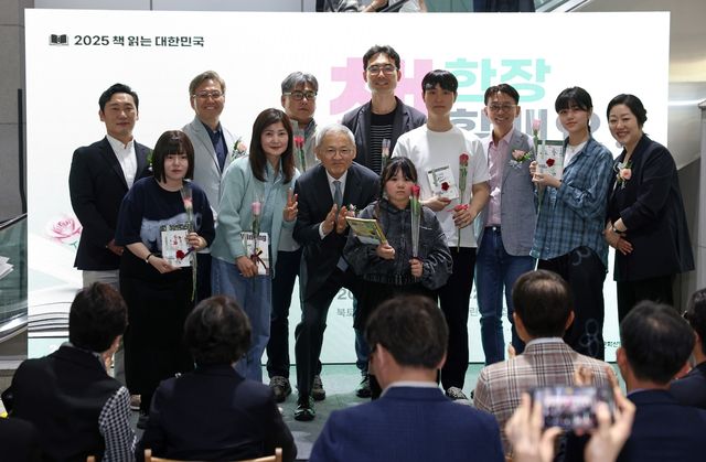 시민들과 함께 기념사진 촬영하는 유인촌 문체부 장관