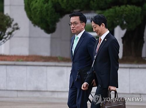 대화 나누는 최상목 부총리(왼쪽)와 안덕근 산자부 장관