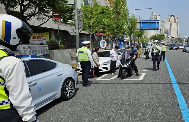 이륜차 일제단속 벌이는 경찰