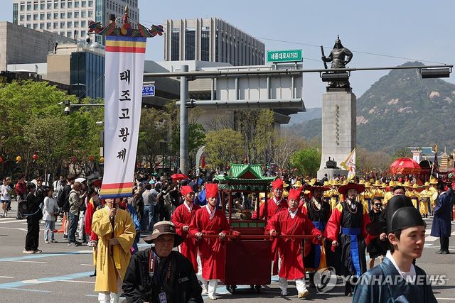 종묘 정전으로 향하는 조선 왕실 신주