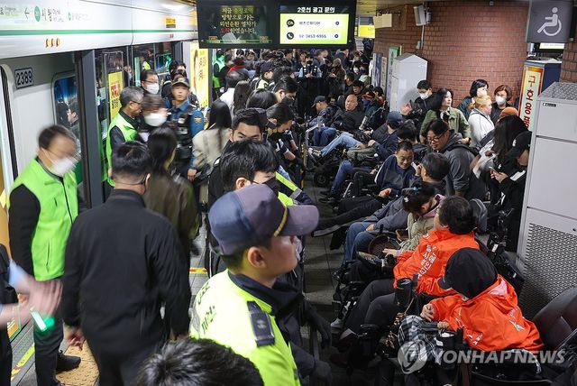 전장연 출근길 지하철 탑승 시위