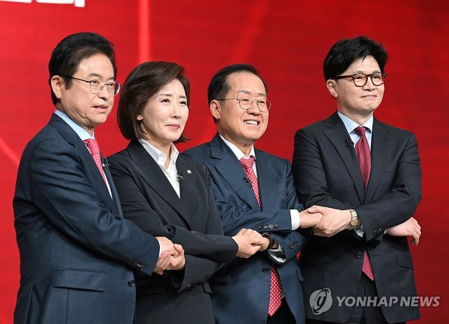 국민의힘 제21대 대선 후보자 1차 경선 토론회서 손잡은 B조 후보들