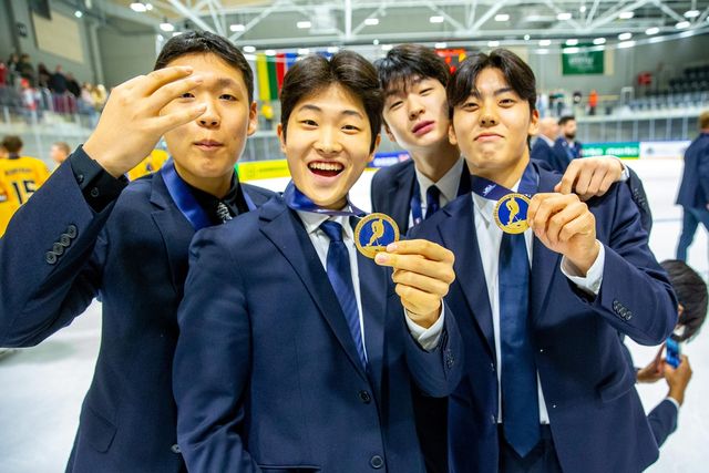 동메달을 들어 보이는 18세 이하 남자 아이스하키 대표팀