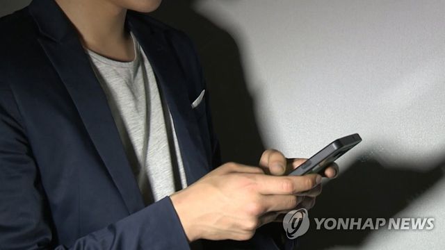 휴대전화 사용 ※ 기사와 직접 관련 없는 자료사진입니다.