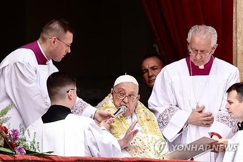 부활절 미사에 깜짝 등장한 프란치스코 교황