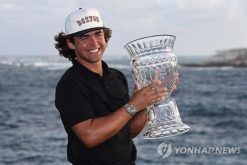 우승컵을 든 히고.