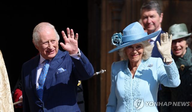 부활절 예배 참석한 찰스 3세 국왕 부부
