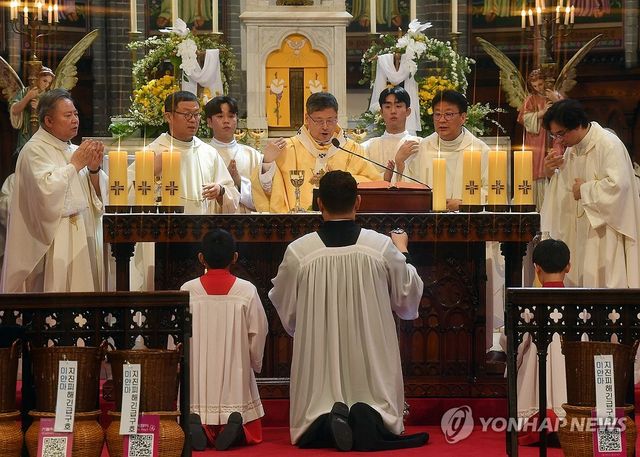 정순택 대주교, '주님 부활대축일 낮미사' 집전