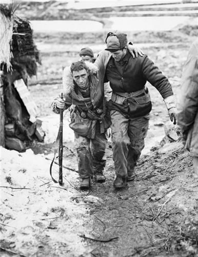 전우를 부축하는 윌리엄 크라이슬러 참전용사(오른쪽)