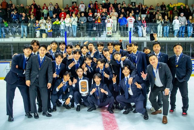 세계선수권대회 동메달을 차지한 18세 이하 남자 아이스하키 대표팀