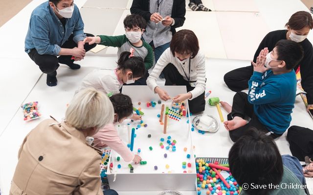 광주시 72호 도담노닐터 아동 주도 디자인 워크숍서 놀이터 모형 만드는 아이들