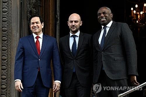 지난 17일 파리에서 만난 미국-프랑스-영국 외무장관