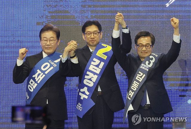 영남권 합동연설회서 인사하는 민주당 대선 경선 후보들