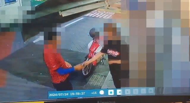 영업장 입구에서 현금 갈취하는 장면