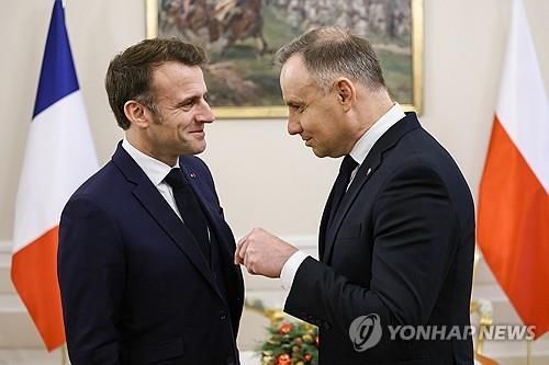 프랑스 마크롱 대통령과 폴란드 두다 대통령(오른쪽)