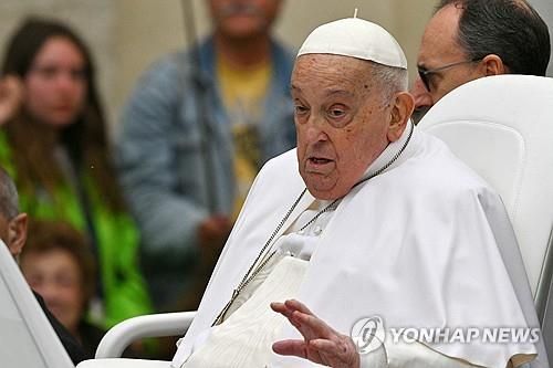 신자들과 인사하는 프란치스코 교황