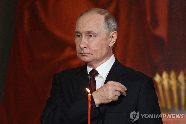 부활절 예배 참례해 성호 긋는 블라디미르 푸틴 러시아 대통령 [AFP 연합뉴스. 재판매 및 DB 금지]