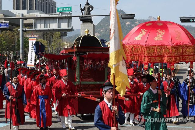 종묘 정전으로 향하는 조선 왕실 신주