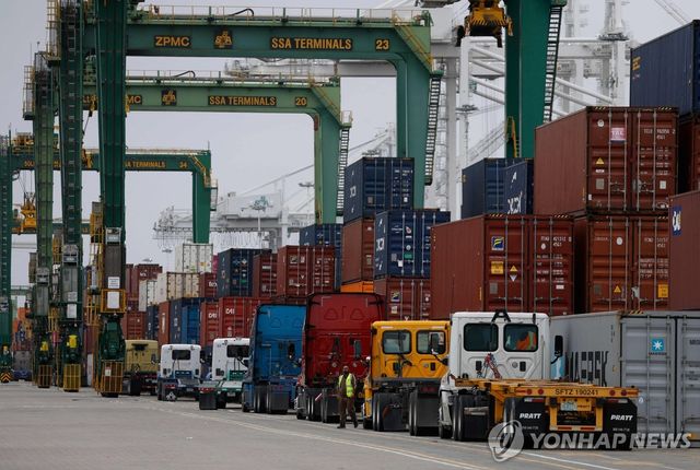 미국 캘리포니아주 오클랜드항에서 컨테이너를 싣기 위해 기다리는 트럭들