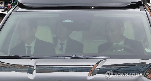 '첫 정식재판' 중앙지법 들어서는 윤석열 전 대통령