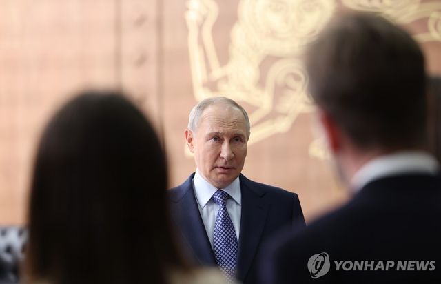 기자들과 인터뷰하는 블라디미르 푸틴 러시아 대통령