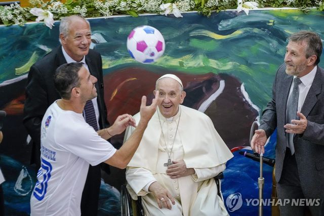 2022년 청소년 교육 단체 출범식에서 축구공 묘기를 바라보는 교황