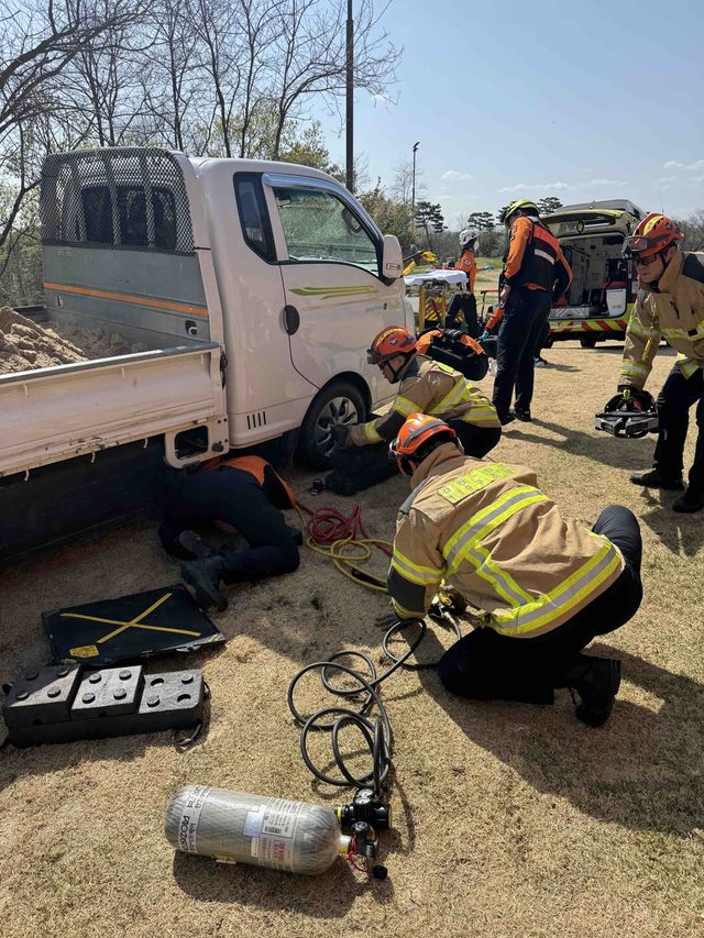 트럭 아래 깔린 작업자 구조하는 소방대원들