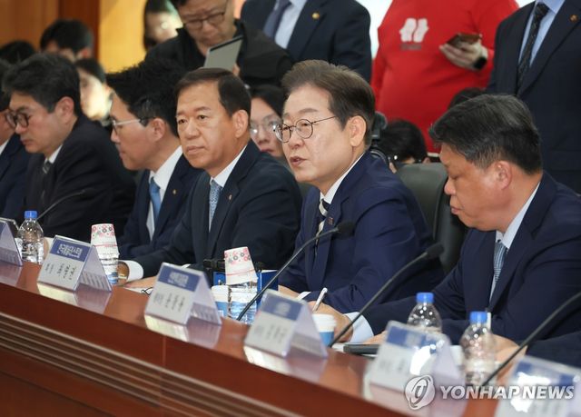 발언하는 이재명 후보