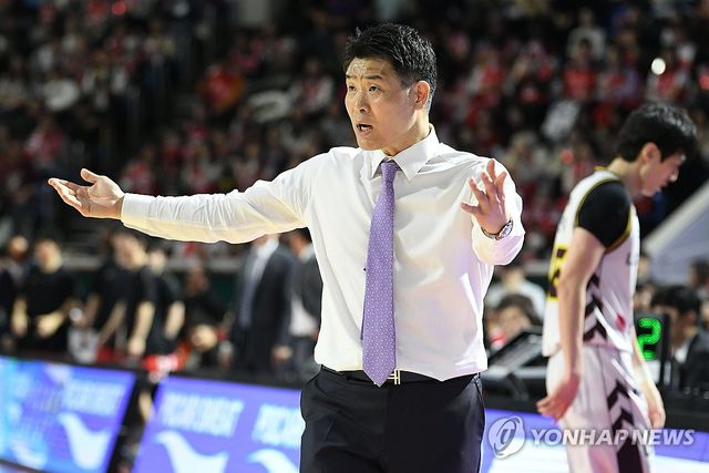 작전 지시하는 조상현 감독