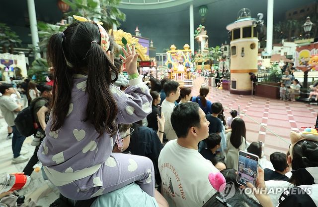 작년 어린이날 놀이공원에서 퍼레이드 지켜보는 아이들의 모습