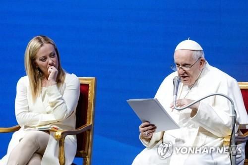 이탈리아 멜로니 총리와 생전 프란치스코 교황