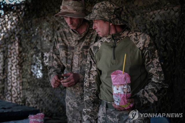 부활절 음료를 든 우크라이나 군인들