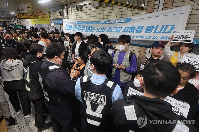 전장연, 지하철 탑승 시위 재개