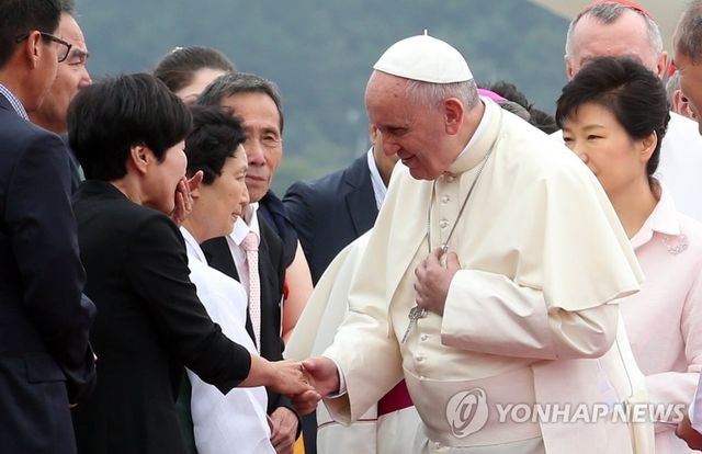 <교황방한> 세월호 유가족 위로하는 교황