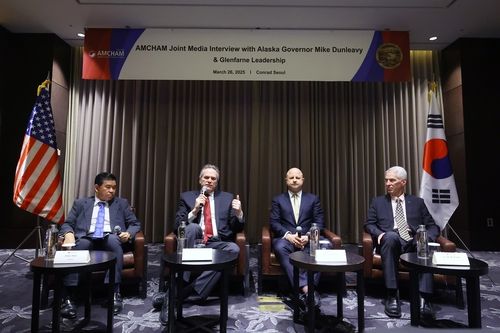 마이크 던리비 알래스카 주지사 방한 인터뷰 사진은 왼쪽부터 제임스 김 암참 회장, 마이크 던리비 알래스카 주지사, 브렌던 듀발 글렌파른 그룹 CEO, 프랭크 리차드 AGDC 사장. 2025.3.26.[암참 제공. 재판매 및 DB 금지]