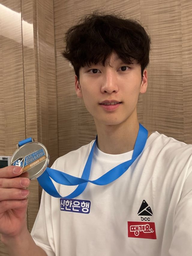 은메달을 목에 건 이도현