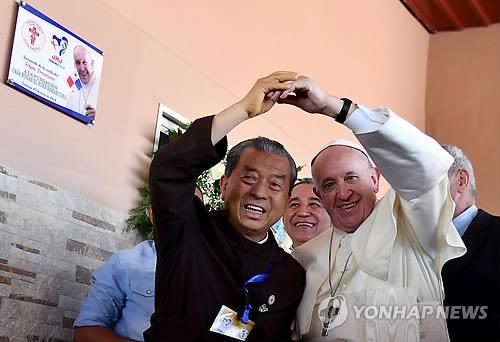 파나마에서 상봉한 오웅진 신부와 프란치스코 교황