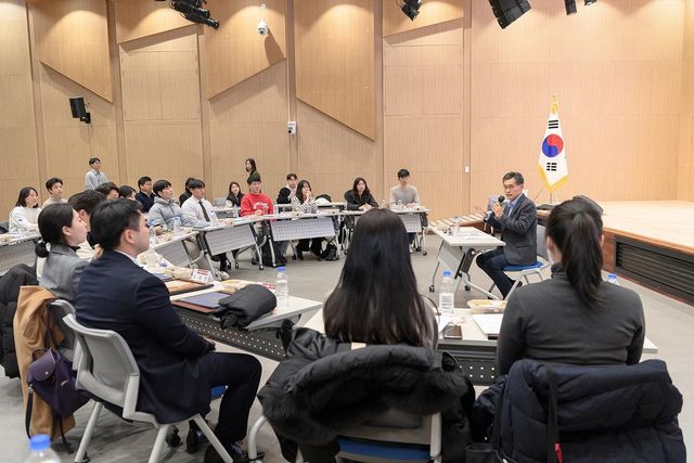 지난 2월 제7기 청년네트워크 위촉식에서 대화하는 이기재 구청장