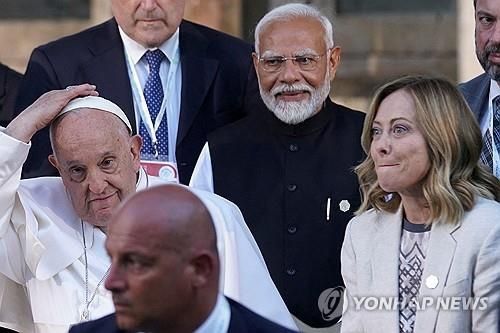 2024년 6월 14일 이탈리아에서 열린 G7 정상회의에 참석한 프란치스코 교황이 조르자 멜로니 이탈리아 총리, 나렌드라 모디 인도 총리와 사진 촬영에 응하고 있다. [로이터 연합뉴스 자료사진. 재판매 및 DB 금지]