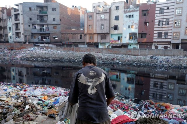 인도 델리에 쌓인 쓰레기
