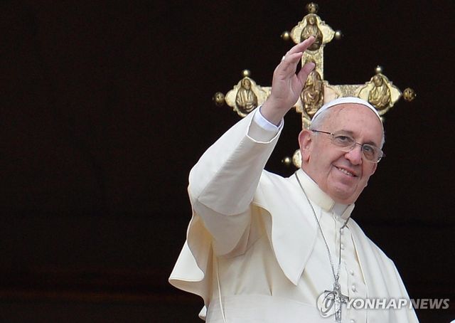 세계평화와 인권의 옹호자로 자리를 잡은 현대의 교황들. 사진은 프람치스코 교황. [EPA 연합뉴스 자료사진. 재판매 및 DB 금지]