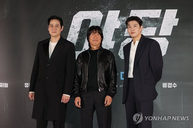 포즈 취하는 박해준-유해진-강하늘