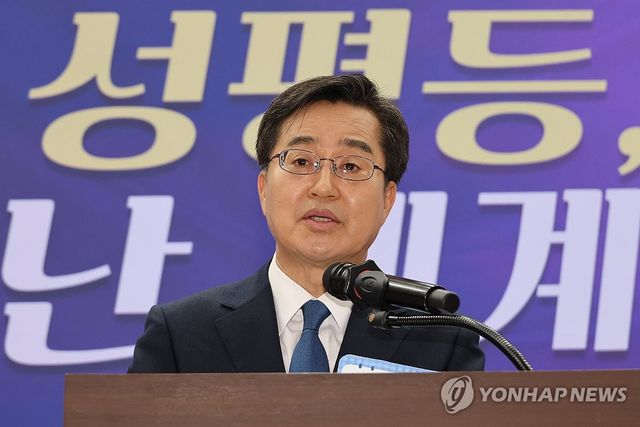 여성 정책 설명하는 김동연 후보